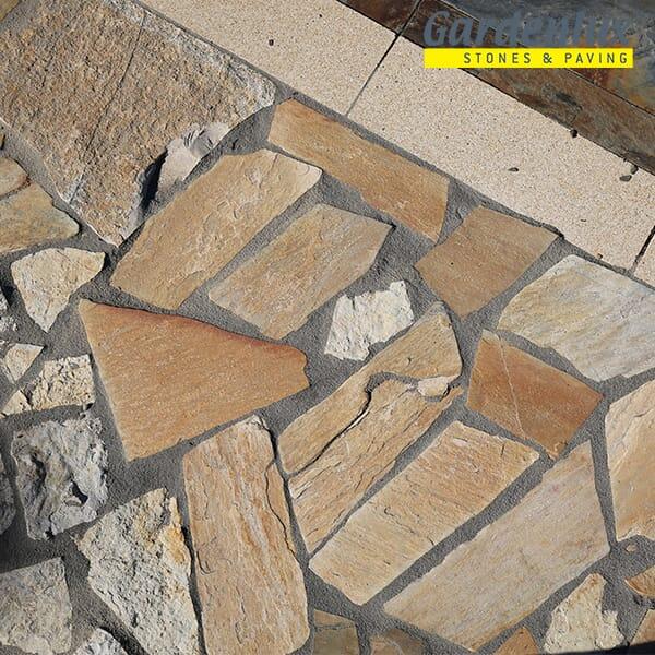 Foto van bovenaf van gele flagstones